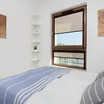 Modern With Balcony By Renters Lägenhet *