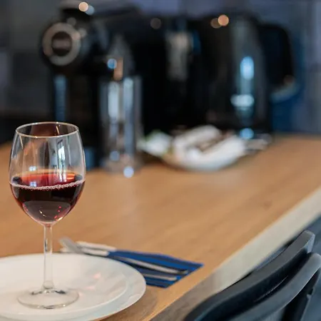 Modern With Balcony By Renters דירה