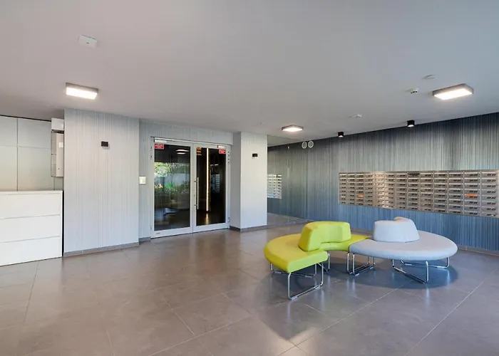 Modern With Balcony By Renters 格但斯克