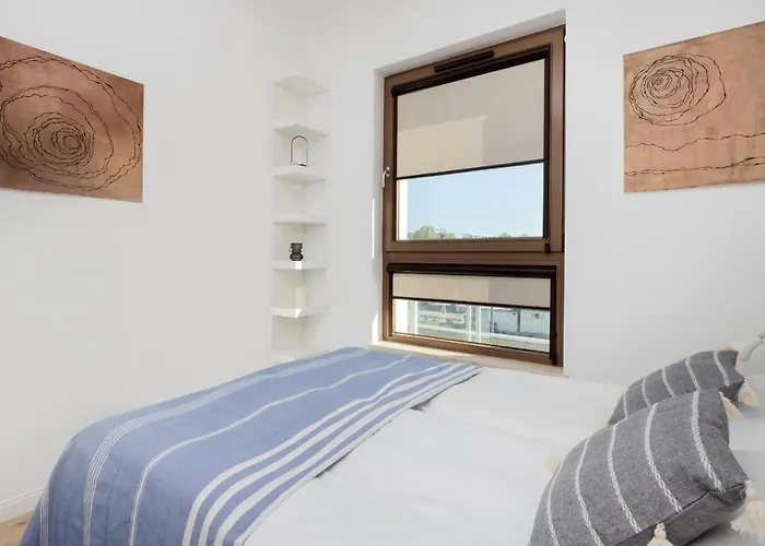 Modern With Balcony By Renters 公寓 *