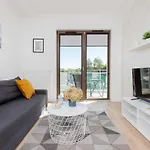 Modern With Balcony By Renters *