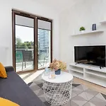 Modern With Balcony By Renters Apartmán *